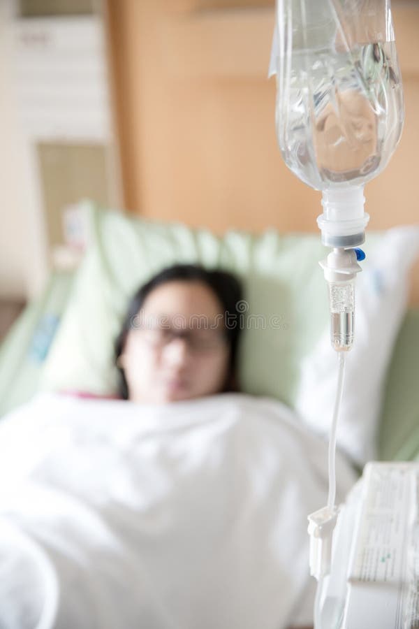 Skupia się wiszącego zasolonego rozwiązanie z plama pacjenta tłem Choroba i traktowanie Ubezpieczenie zdrowotne Medyczne korzyści obrazy stock Skupia się wiszącego zasolonego rozwiązanie z plama pacjenta tłem Choroba i traktowanie Ubezpieczenie zdrowotne Medyczne korzyści obrazy stock