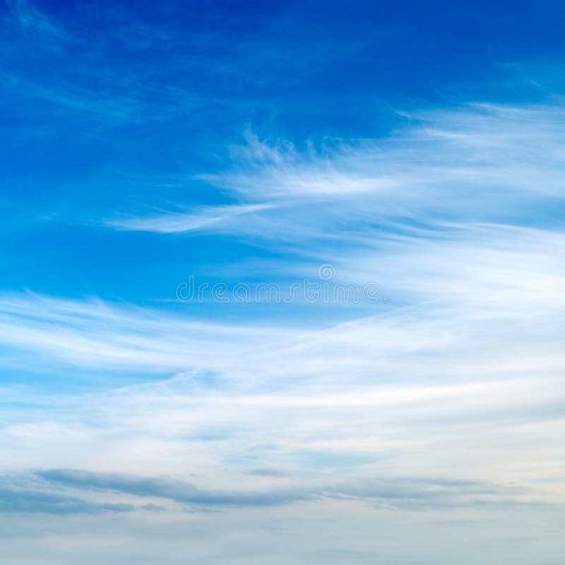 Il cielo coperto secondo bianco nuvole.