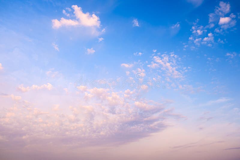 Bức ảnh nền trời đám mây sẽ mang đến cho bạn một không gian bao la, mở rộng và đầy cảm hứng. Bầu trời đầy mây trắng xóa hay những đám mây đan xen màu sắc sẽ giúp cho bạn tìm lại sự sáng tạo và suy nghĩ tích cực. Với ảnh nền trời đám mây đẹp, bạn sẽ luôn cảm thấy thư thái và bình yên.