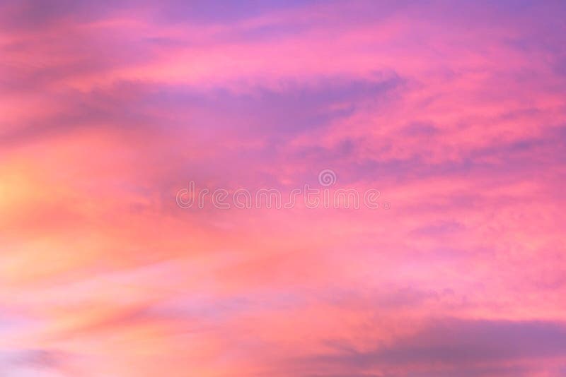 Với hình ảnh nền trời hoàng hôn màu hồng nhẹ nhàng, bạn sẽ được ngắm nhìn cảnh đẹp như một bức tranh sống động. Bầu trời rực rỡ màu sắc sẽ mang đến cho bạn những trải nghiệm khó quên và cảm giác thư giãn thoải mái.