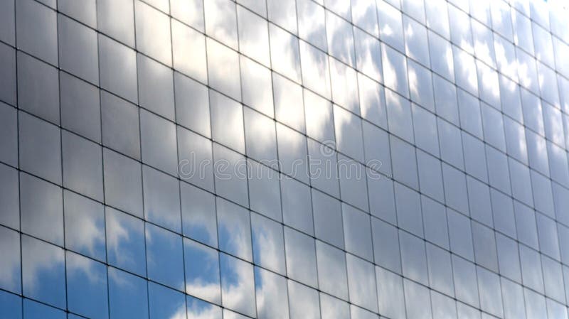 El cielo refleja en ventanas de un rascacielos, el cielo refleja en ventanas de un rascacielos.