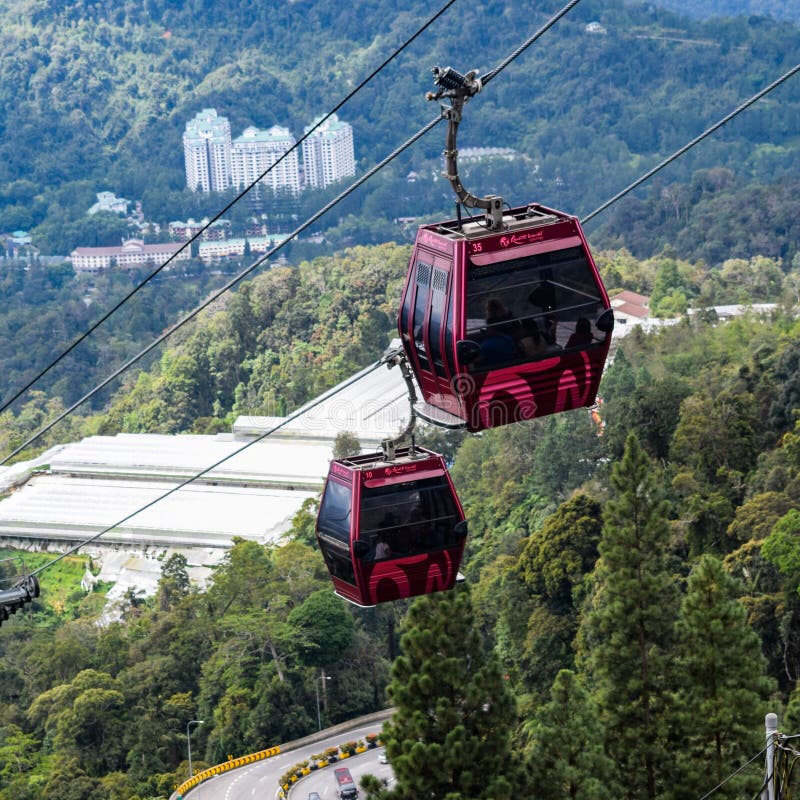 Sky View e Chin Swee Cave su una funivia skyway, Genting Highland Malesia, in una funivia che scende da Gentin immagini stock libere da diritti Sky View e Chin Swee Cave su una funivia skyway, Genting Highland Malesia, in una funivia che scende da Gentin immagini stock libere da diritti