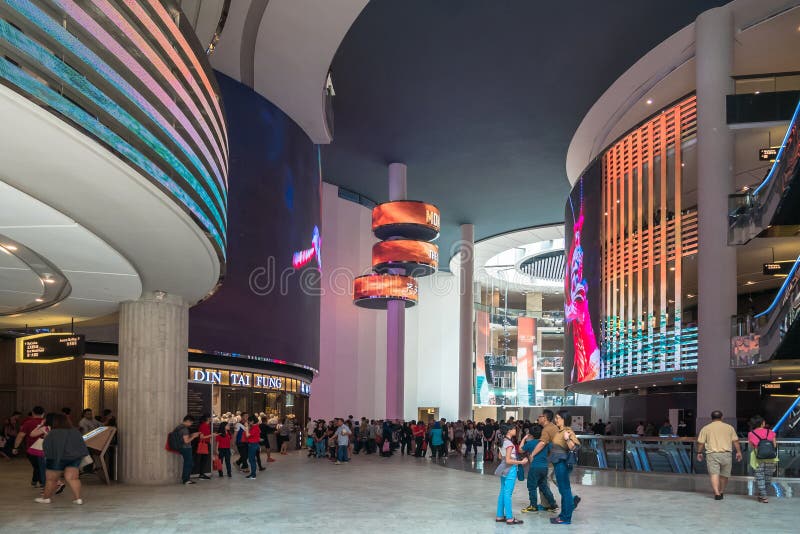SkyAvenue es una nueva alameda de compras con la pantalla LED que se separa a través de un atrio entero dentro de la alameda en l imágenes de archivo libres de regalías SkyAvenue es una nueva alameda de compras con la pantalla LED que se separa a través de un atrio entero dentro de la alameda en l imágenes de archivo libres de regalías