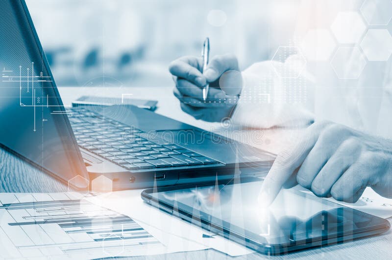 Skydda för informationsdata om molnet begreppet Säkerhet och säkerhet av molndata royaltyfri fotografi Skydda för informationsdata om molnet begreppet Säkerhet och säkerhet av molndata royaltyfri fotografi