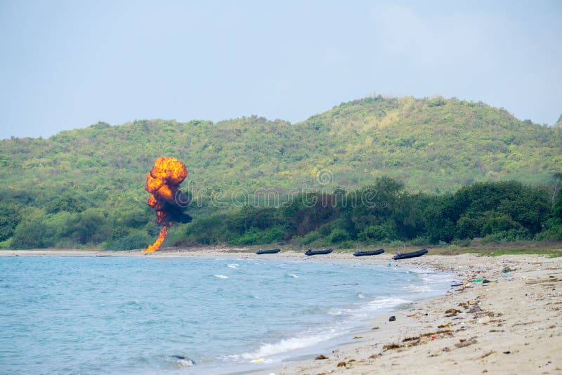 Skyddsremsan som laget från den internationella marinen antänder, bombarderar på stranden under militärövning för multinationellt arkivbilder Skyddsremsan som laget från den internationella marinen antänder, bombarderar på stranden under militärövning för multinationellt arkivbilder