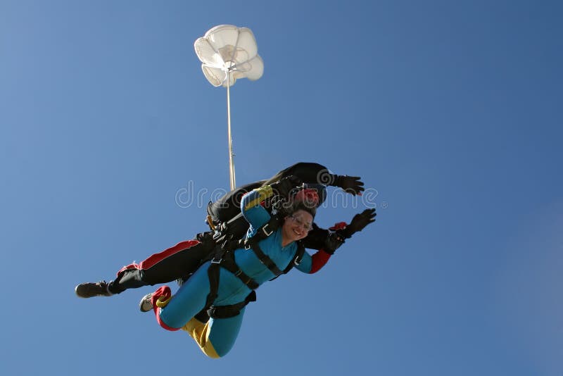 Skydive tandem na suchym dniu i zimnie zdjęcia royalty free Skydive tandem na suchym dniu i zimnie zdjęcia royalty free