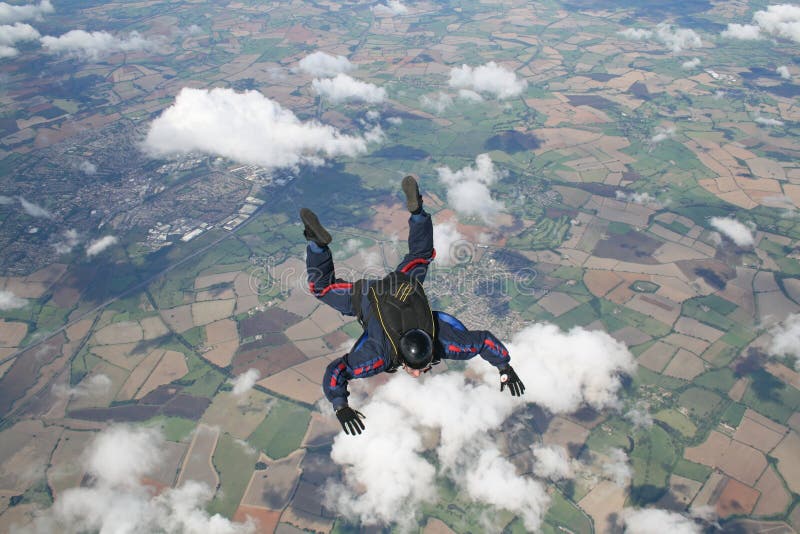Skydiver dans la chute libre photo stock Skydiver dans la chute libre photo stock