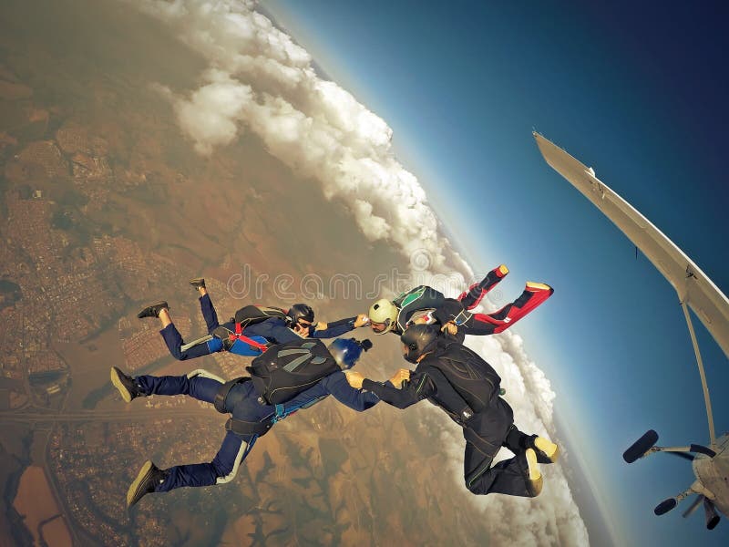Skydiving cztery sposobu drużynowa formacja ilustracji Skydiving cztery sposobu drużynowa formacja ilustracji