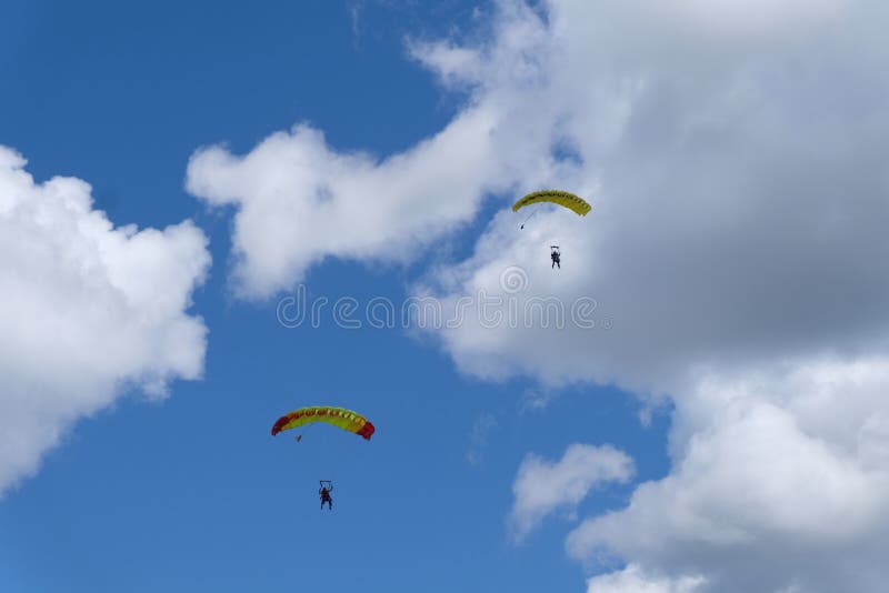 skydiving Dos paracaídas están en el cielo azul imagen de archivo skydiving Dos paracaídas están en el cielo azul imagen de archivo