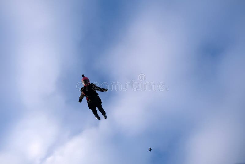 skydiving Dziewczyna lata w niebieskim niebie obrazy stock skydiving Dziewczyna lata w niebieskim niebie obrazy stock