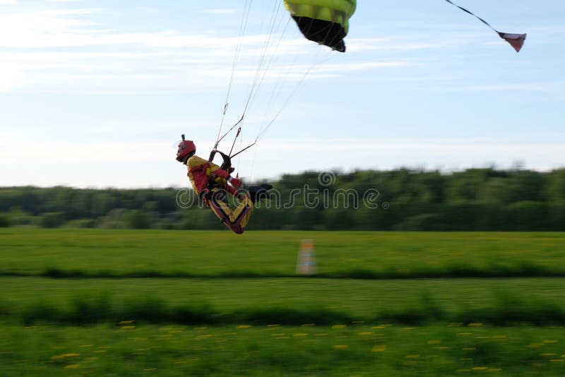 skydiving Hoppa fallsk?rm ?r i himlen royaltyfri bild skydiving Hoppa fallsk?rm ?r i himlen royaltyfri bild