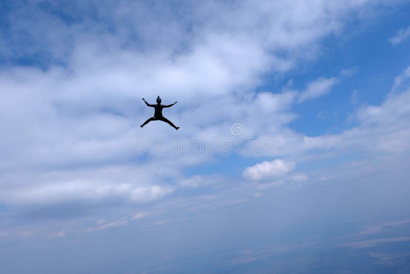 skydiving Um sihouette do skydiver está no céu nebuloso imagens de stock royalty free skydiving Um sihouette do skydiver está no céu nebuloso imagens de stock royalty free