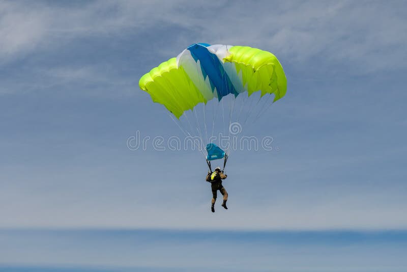 skydiving Un parachute est dans le ciel images libres de droits skydiving Un parachute est dans le ciel images libres de droits