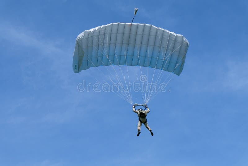 skydiving Un parachute est dans le ciel photographie stock skydiving Un parachute est dans le ciel photographie stock