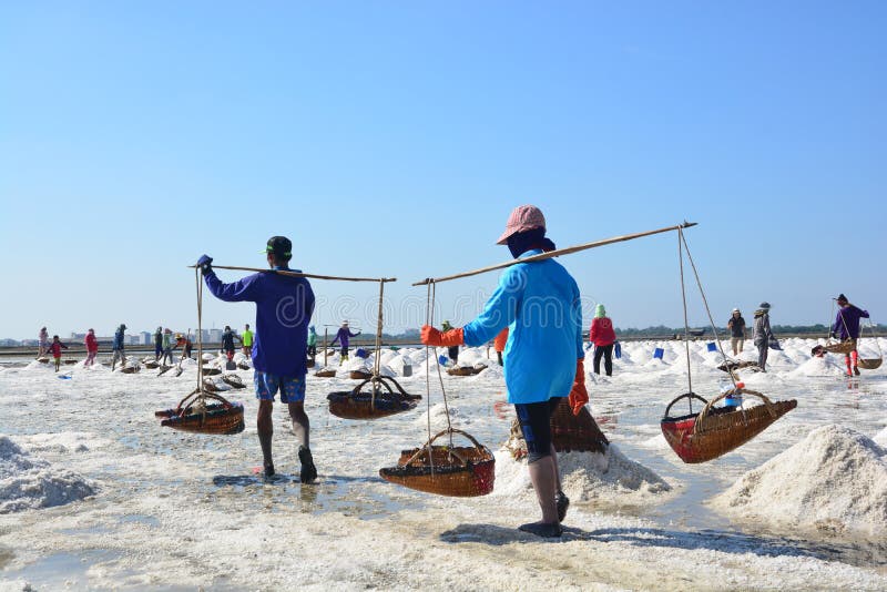 Skyffla för arbetare som är salt på den salta pannan på Thailand royaltyfria bilder Skyffla för arbetare som är salt på den salta pannan på Thailand royaltyfria bilder