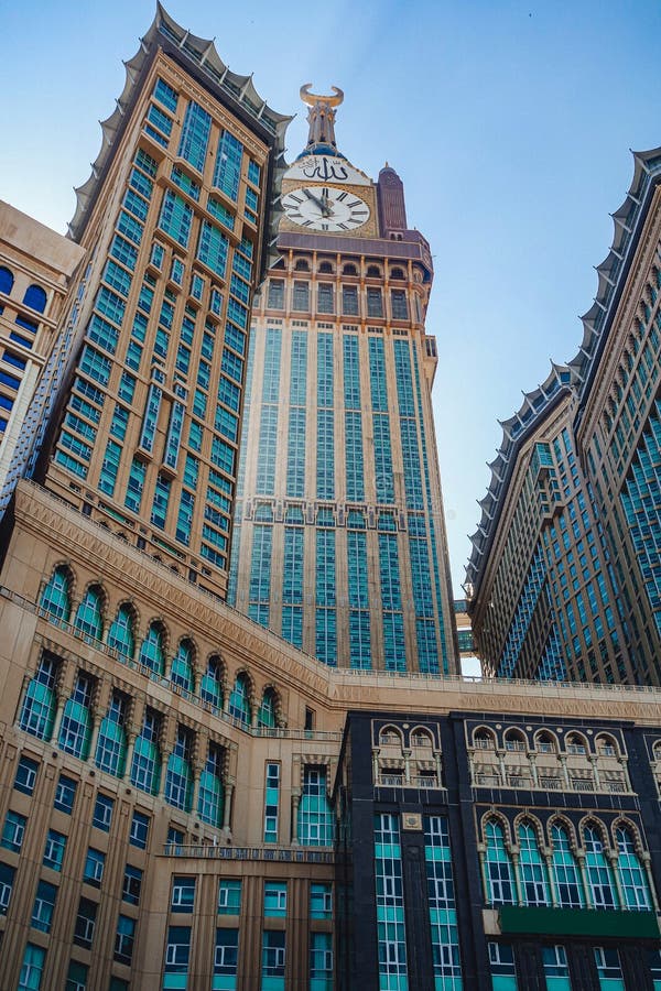 Skyline and abraj al bait królewska wieża zegara makkah in makkah saudi arabia zdjęcia stock