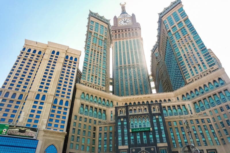 Skyline and abraj al bait królewska wieża zegara makkah in makkah saudi arabia. zdjęcia stock