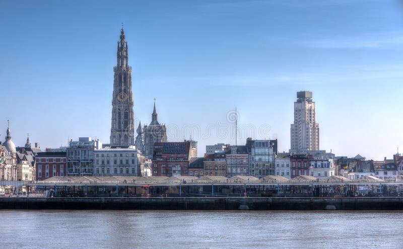 Skyline della città Belga di Anversa, con case, uffici, edifici, chiese e la Cattedrale, in una giornata di sole.