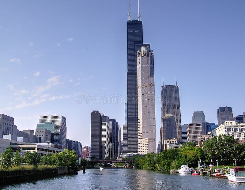 Skyline ao longo do Chicago River, Illinois, IL imagens de stock royalty free Skyline ao longo do Chicago River, Illinois, IL imagens de stock royalty free
