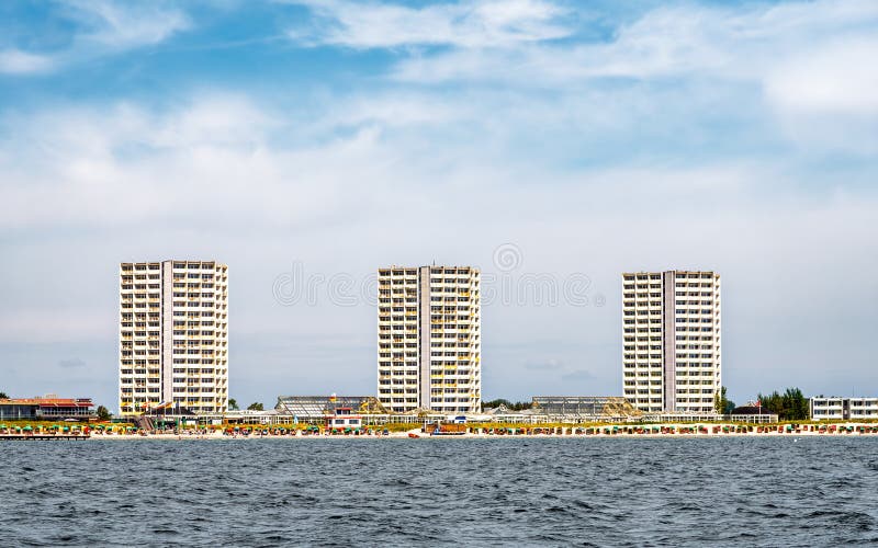Skyline avec bâtiments modernes de l'hôtel avec appartements de vacances sur la côte sud de Fehmarn Island SchleswigHolstein Allem image libre de droits
