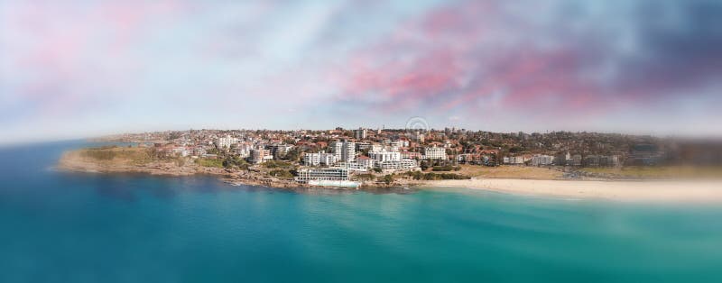 Skyline aérea panorâmico da praia de Bondi, Sydney imagens de stock royalty free Skyline aérea panorâmico da praia de Bondi, Sydney imagens de stock royalty free