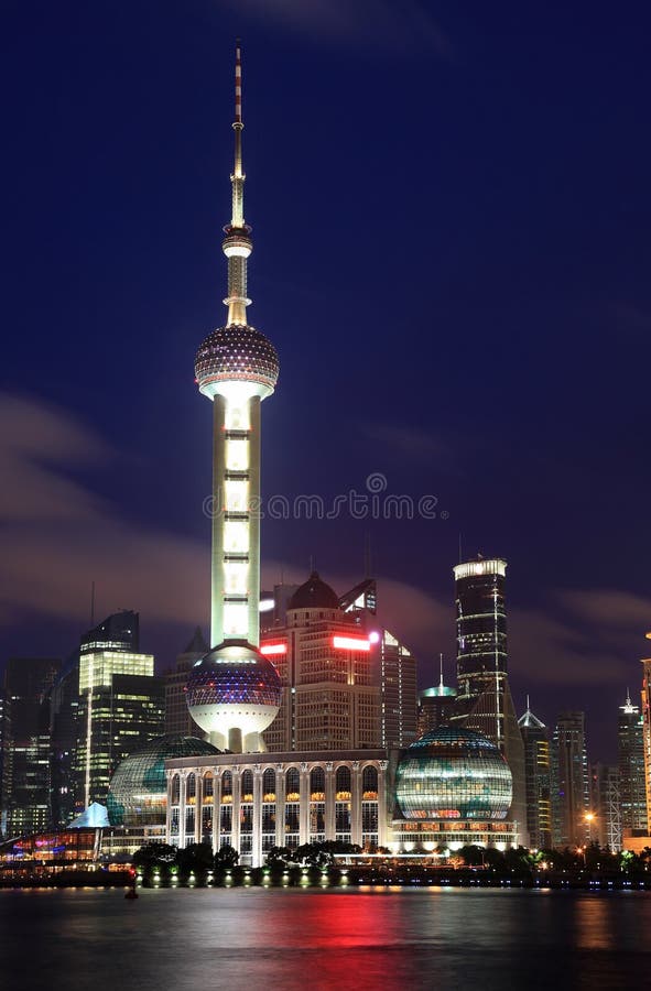 Skyline bonita de Shanghai Pudong na noite imagens de stock Skyline bonita de Shanghai Pudong na noite imagens de stock