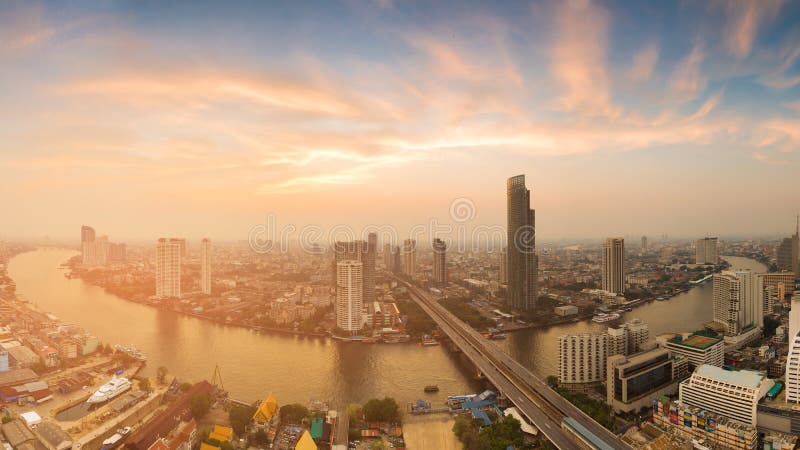 Skyline curvada rio da cidade de Banguecoque do panorama fotografia de stock royalty free