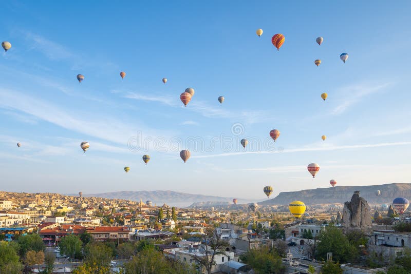 Skyline da arquitetura da cidade de Cappadocia com o balão de ar quente em Cappadocia, peru imagem de stock royalty free Skyline da arquitetura da cidade de Cappadocia com o balão de ar quente em Cappadocia, peru imagem de stock royalty free