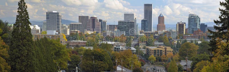 Skyline da baixa da cidade de Portland Oregon no outono foto de stock royalty free Skyline da baixa da cidade de Portland Oregon no outono foto de stock royalty free