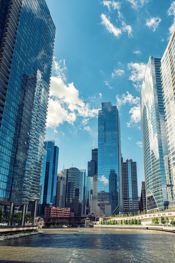 A skyline da cidade ao longo do Chicago River em Chicago imagens de stock A skyline da cidade ao longo do Chicago River em Chicago imagens de stock