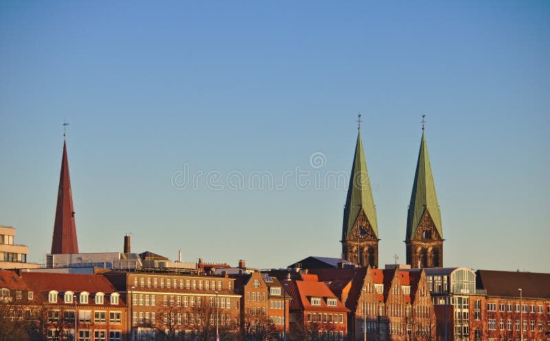 Skyline da cidade de Brema, Alemanha na luz da noite com os pináculos da catedral do ` s de St Peter e da igreja de nossa senhora imagem de stock royalty free Skyline da cidade de Brema, Alemanha na luz da noite com os pináculos da catedral do ` s de St Peter e da igreja de nossa senhora imagem de stock royalty free