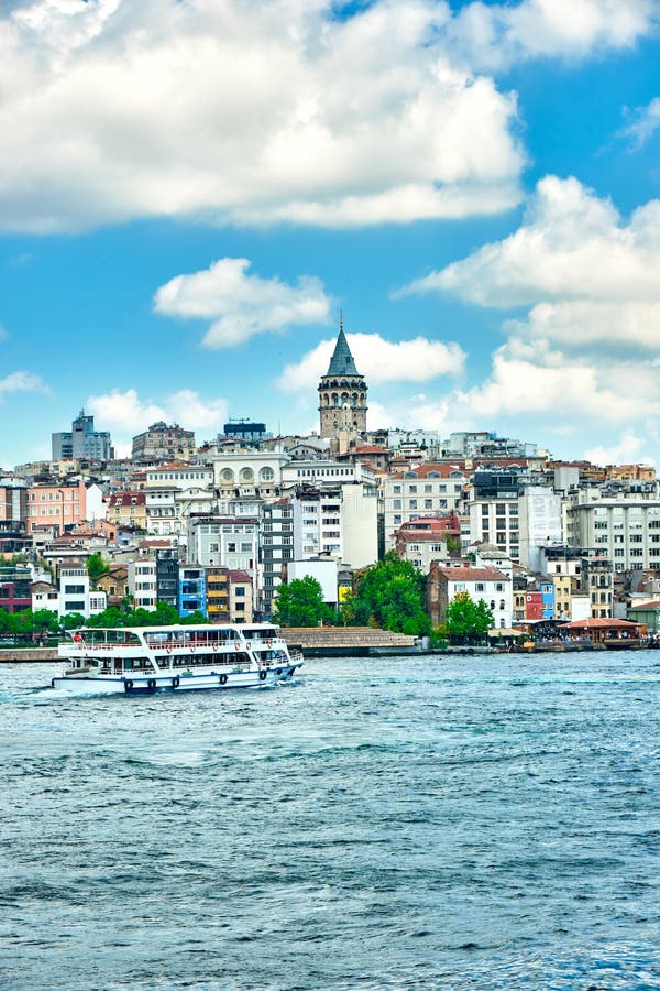 Skyline da cidade de Istambul com torre de Galata imagens de stock royalty free Skyline da cidade de Istambul com torre de Galata imagens de stock royalty free