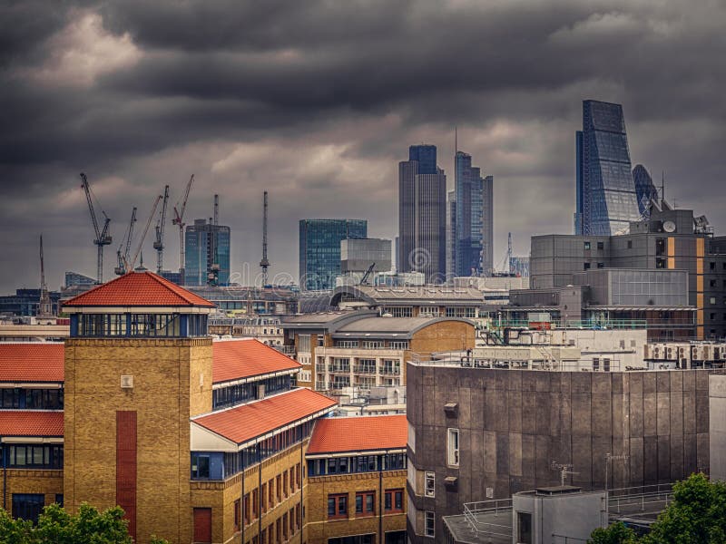 Skyline da cidade de Londres no crepúsculo imagem de stock Skyline da cidade de Londres no crepúsculo imagem de stock