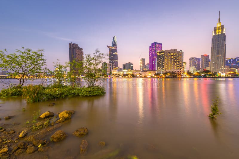 Skyline da cidade de Saigon - de Ho Chi Minh na noite foto de stock Skyline da cidade de Saigon - de Ho Chi Minh na noite foto de stock