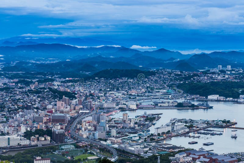 A skyline da cidade de Sasebo na noite da montagem Yumihari negligencia Nagasa fotos de stock A skyline da cidade de Sasebo na noite da montagem Yumihari negligencia Nagasa fotos de stock