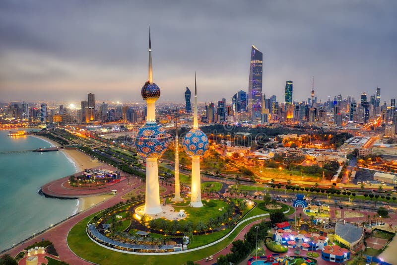 Skyline da cidade da torre de Kuwait que incandesce na noite, hdr recolhido recolhido de Kuwait em dezembro de 2018