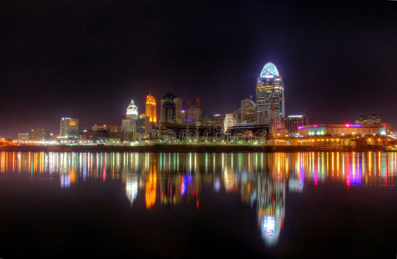 Horizonte noturno, Cincinnati, Ohio, editorial imagens de stock royalty free