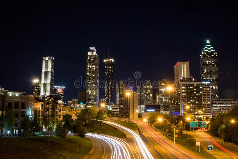 A skyline de Atlanta de Jackson Street Bridge, Atlanta, Geórgia, EUA imagens de stock royalty free A skyline de Atlanta de Jackson Street Bridge, Atlanta, Geórgia, EUA imagens de stock royalty free