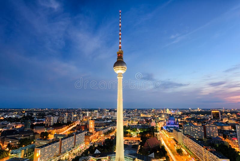 A skyline de Berlim, Alemanha na noite imagens de stock A skyline de Berlim, Alemanha na noite imagens de stock