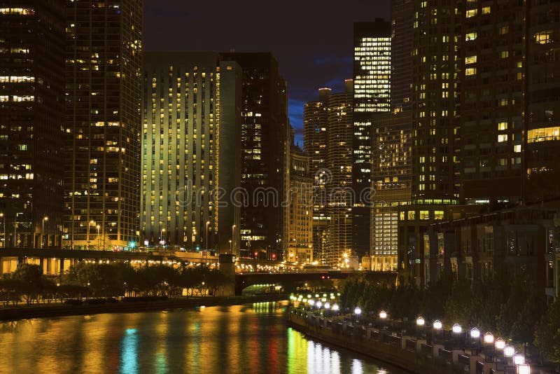Skyline de Chicago ao longo do rio imagens de stock royalty free Skyline de Chicago ao longo do rio imagens de stock royalty free