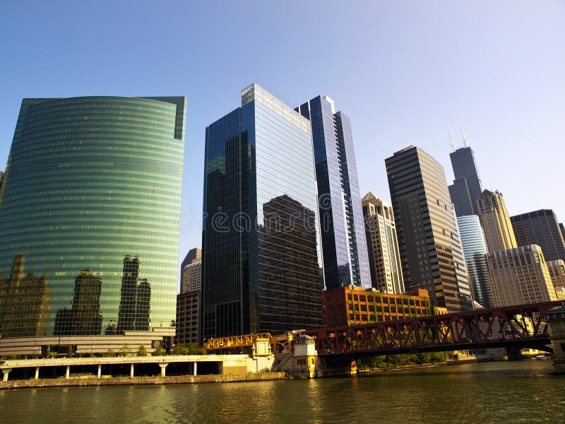 Skyline de Chicago do rio foto de stock royalty free Skyline de Chicago do rio foto de stock royalty free