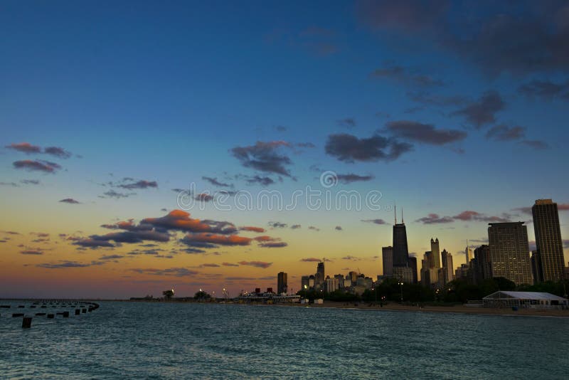 Skyline de Chicago no por do sol fotografia de stock royalty free Skyline de Chicago no por do sol fotografia de stock royalty free