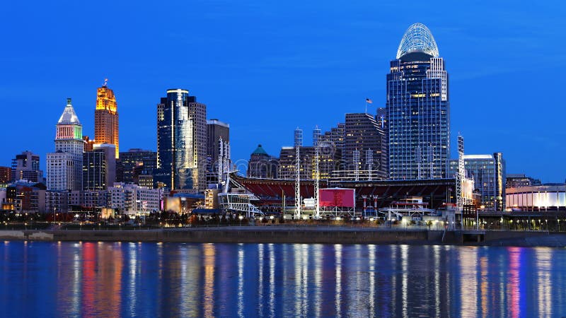 Horizonte de Cincinnati, Ohio à noite com reflexos fotos de stock