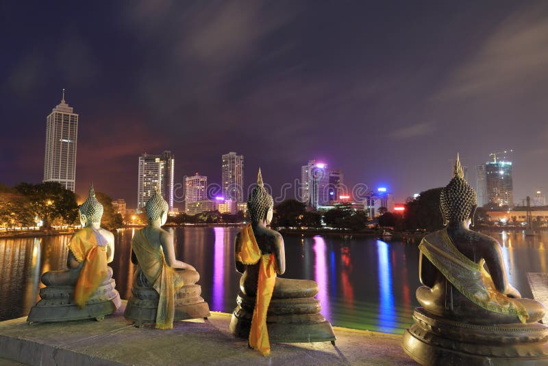 Skyline de Colombo em Sri Lanka na noite foto de stock Skyline de Colombo em Sri Lanka na noite foto de stock