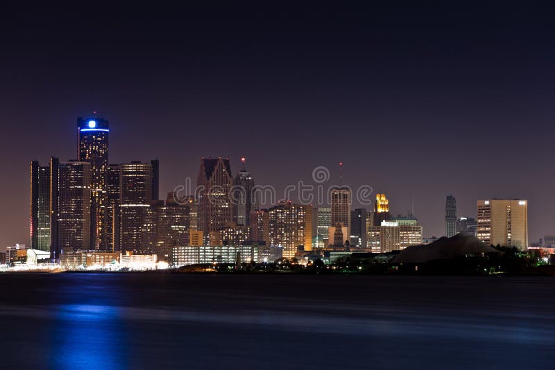 Skyline de Detroit na noite imagens de stock Skyline de Detroit na noite imagens de stock