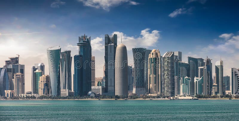 A skyline de Doha durante uma tarde ensolarada imagem de stock A skyline de Doha durante uma tarde ensolarada imagem de stock