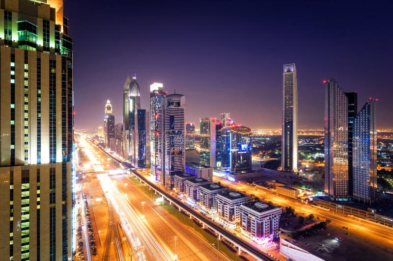Skyline de Dubai da noite surpreendente e engarrafamento do centro durante horas de ponta Estrada zayed Sheikh, Dubai, United Ara imagem de stock royalty free Skyline de Dubai da noite surpreendente e engarrafamento do centro durante horas de ponta Estrada zayed Sheikh, Dubai, United Ara imagem de stock royalty free