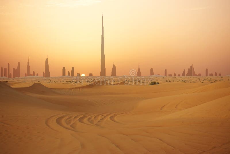 Skyline de Dubai no por do sol ou no crepúsculo, vista do deserto árabe