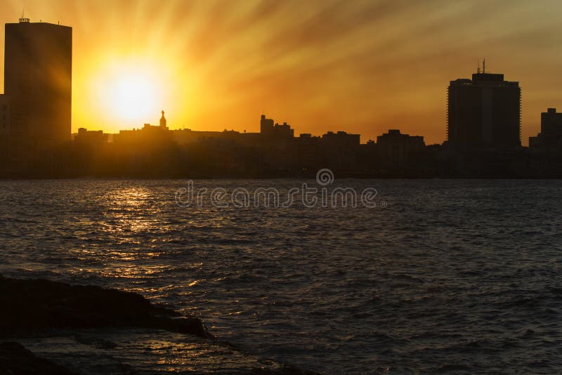 Skyline de Havana (Cuba) no por do sol imagens de stock