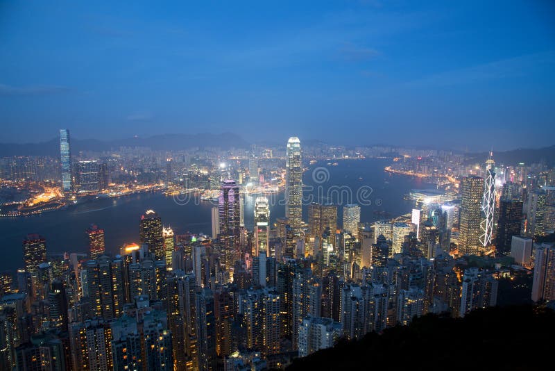 Skyline de Hong Kong no crepúsculo fotografia de stock Skyline de Hong Kong no crepúsculo fotografia de stock